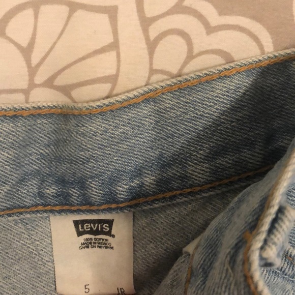 Levi’s Jean shorts - Picture 3 of 3